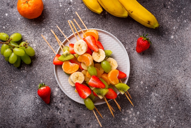 Brochetas de fruta, merienda saludable de verano.