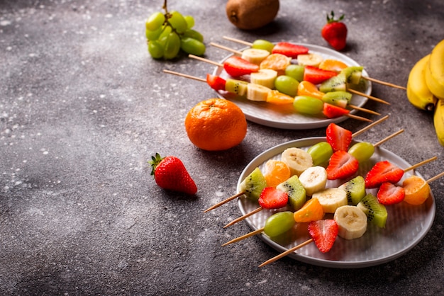 Brochetas de fruta, merienda saludable de verano