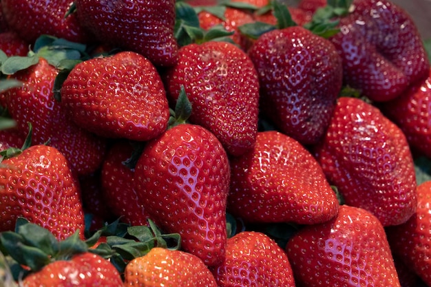 Brochetas de frutas en el mercado