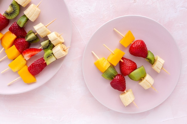 Brochetas de frutas variadas y saludables desde arriba