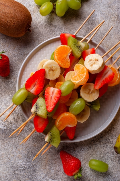 Foto brochetas de frutas