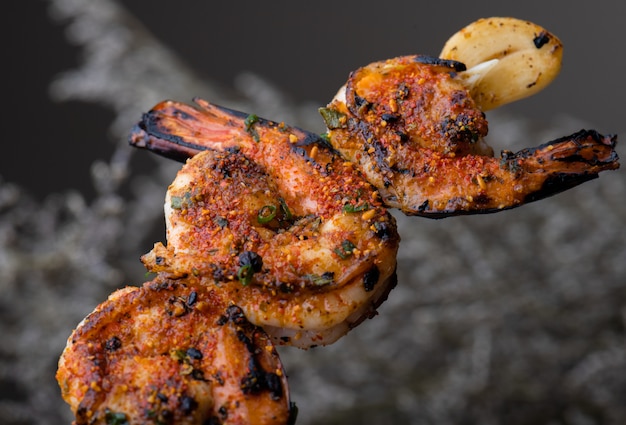 Brochetas de gambas a la parrilla con condimento de especias.