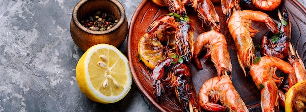 Brochetas de gambas a la plancha con limón