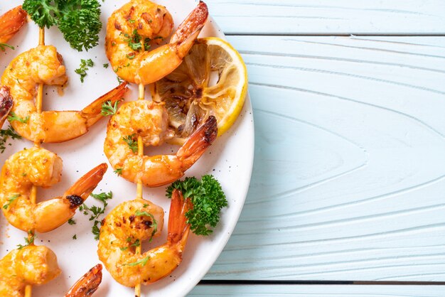 Brochetas de gambas tigre a la plancha con limón