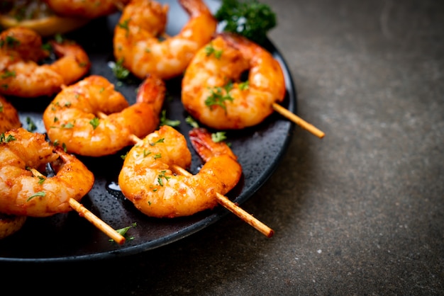 Brochetas de gambas tigre a la plancha con limón