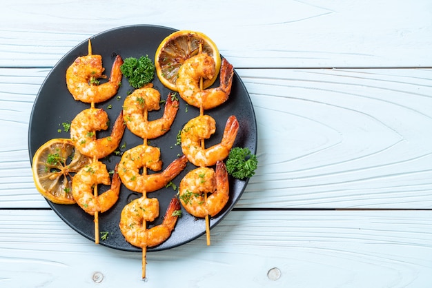 Brochetas de gambas tigre a la plancha con limón