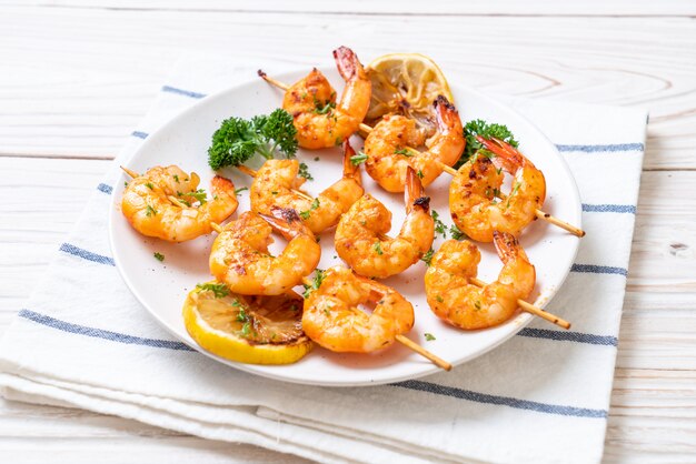 Brochetas de gambas tigre a la plancha con limón