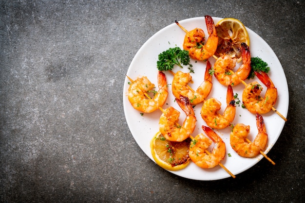 Brochetas de gambas tigre a la plancha con limón