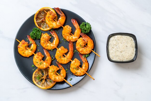 Brochetas de gambas tigre a la plancha con limón