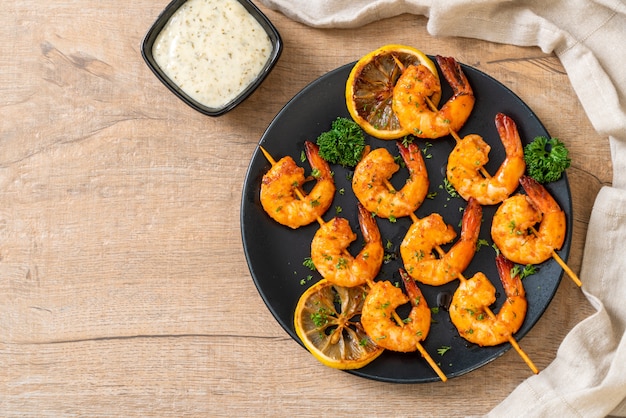 Brochetas de gambas tigre a la plancha con limón