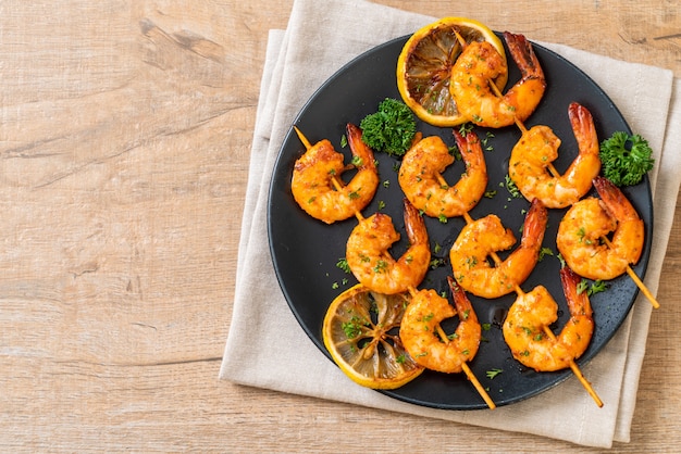 Brochetas de gambas tigre a la plancha con limón