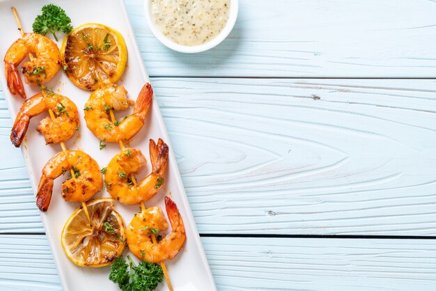 Brochetas de gambas tigre a la plancha con limón