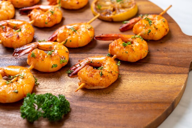 Brochetas de gambas tigre a la plancha con limón