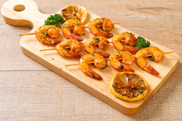 Foto brochetas de gambas tigre a la plancha con limón