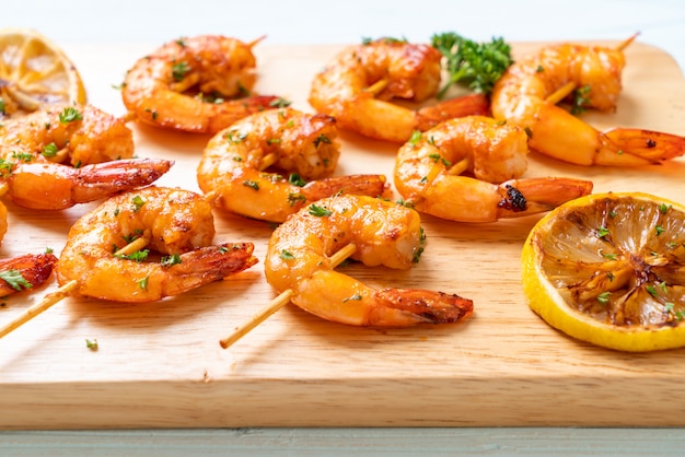 Brochetas de gambas tigre a la plancha con limón