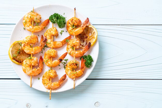 Brochetas de gambas tigre a la plancha con limón