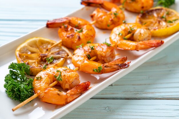 Brochetas de gambas tigre a la plancha con limón