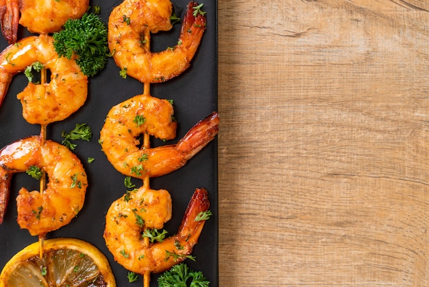 Brochetas de gambas tigre a la plancha con limón