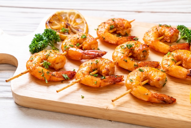 Brochetas de gambas tigre a la plancha con limón