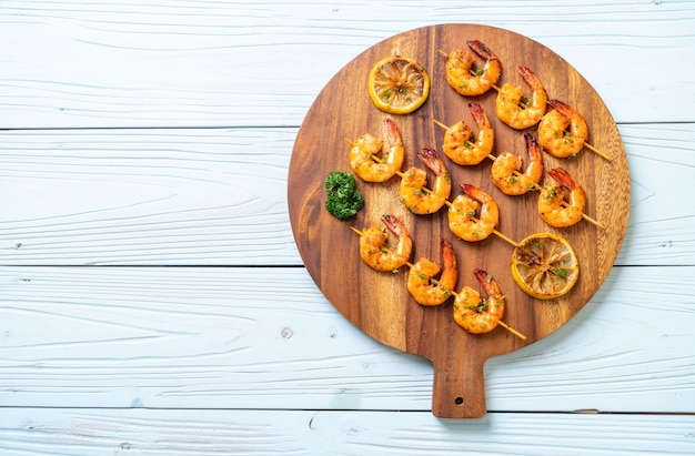 Brochetas de gambas tigre a la plancha con limón