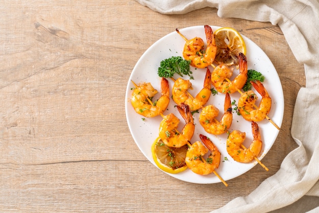 Brochetas de gambas tigre a la plancha con limón