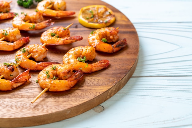 Brochetas de gambas tigre a la plancha con limón