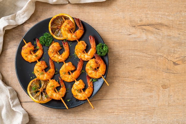 Brochetas de gambas tigre a la plancha con limón