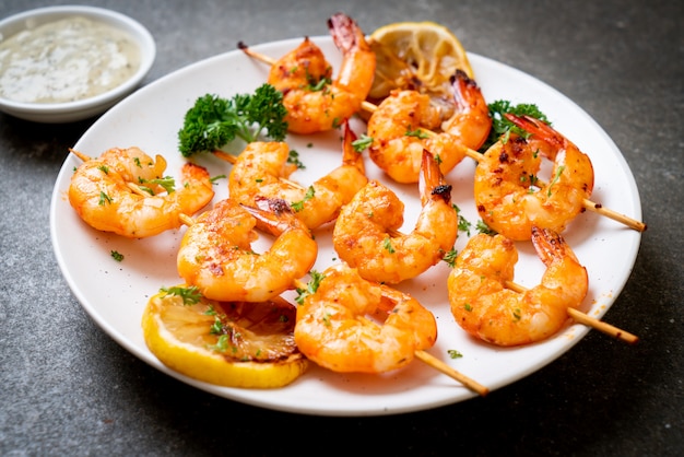 Brochetas de gambas tigre a la plancha con limón