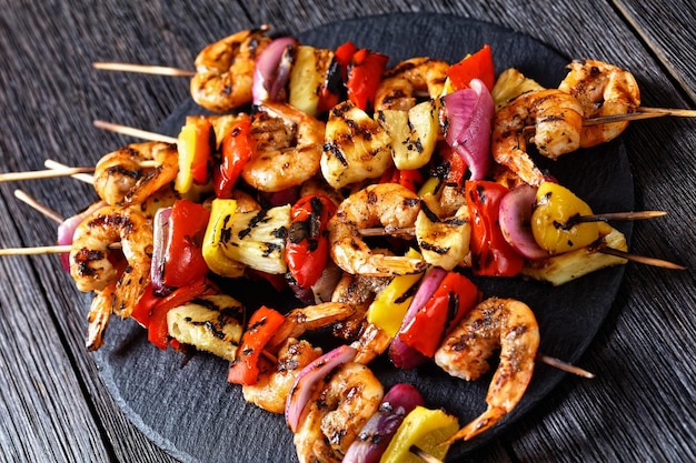 Brochetas de gambas con verduras asadas y piña