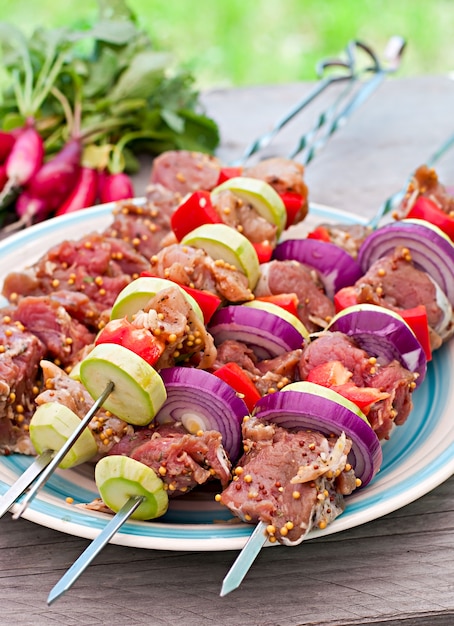 Brochetas jugosas y verduras a la parrilla