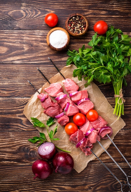 Brochetas de kebab crudo con tomate