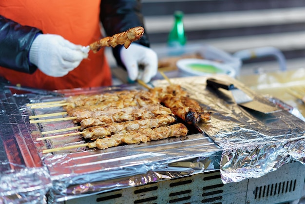 Brochetas de kebab en el mercado callejero abierto de Myeongdong en Seúl, Corea del Sur