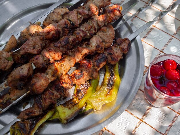 Brochetas de pimientos horneados y cerezas en escabeche para un festín en un día de verano en Grecia