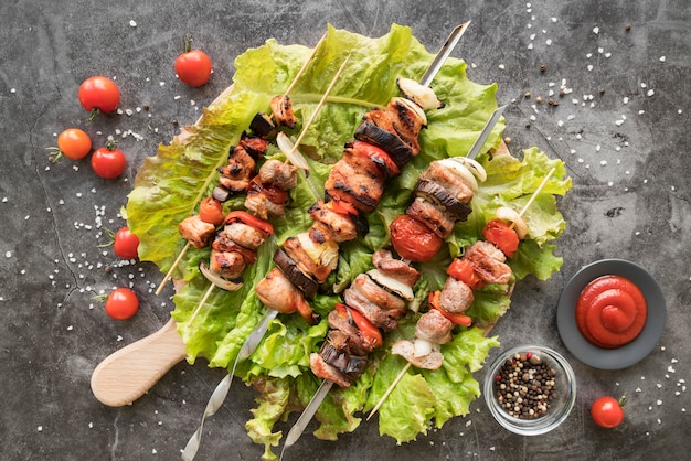 Foto brochetas planas de pollo a la plancha con verduras