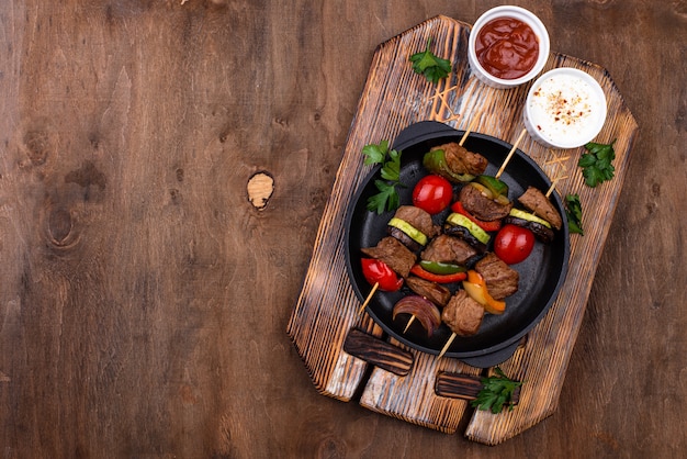 Brochetas a la plancha con carne, setas y verduras