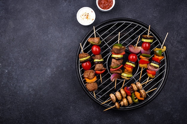 Brochetas a la plancha con carne, setas y verduras