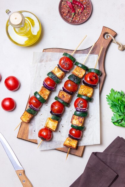 Brochetas a la plancha con queso halloumi, calabacín, tomate y cebolla Kebab Alimentación saludable Comida vegetariana