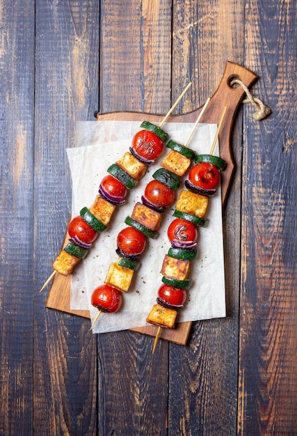 Brochetas a la plancha con queso halloumi, calabacín, tomate y cebolla Kebab Alimentación saludable Comida vegetariana