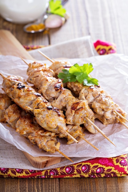 Brochetas de pollo con adobo de yogur