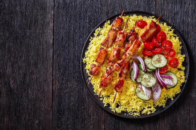 Brochetas de pollo a la barbacoa con arroz con azafrán y verduras