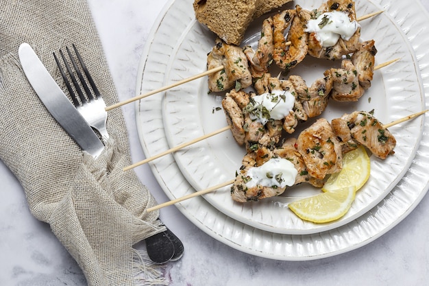 Brochetas de pollo caseras con hierbas aromáticas y especias con salsa de yogur. comida arabica