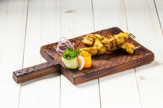 Brochetas de pollo estilo asiático en el tablero de madera