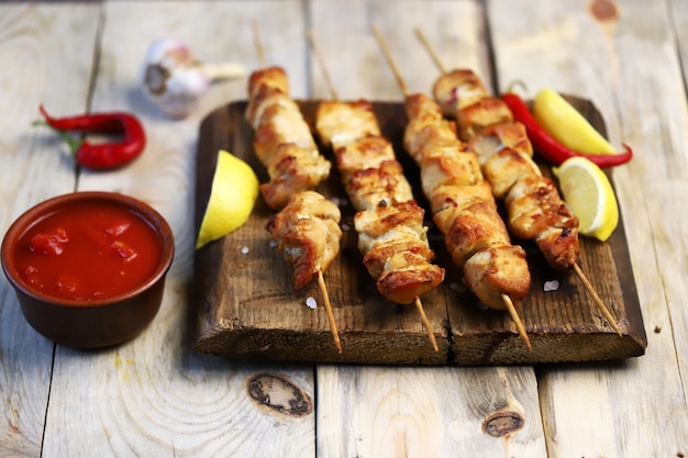 Brochetas de pollo en palos de madera