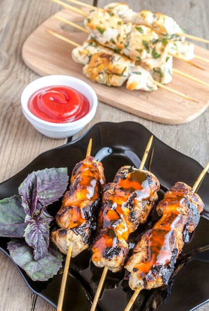 Brochetas de pollo a la parrilla con hierbas y salsa picante