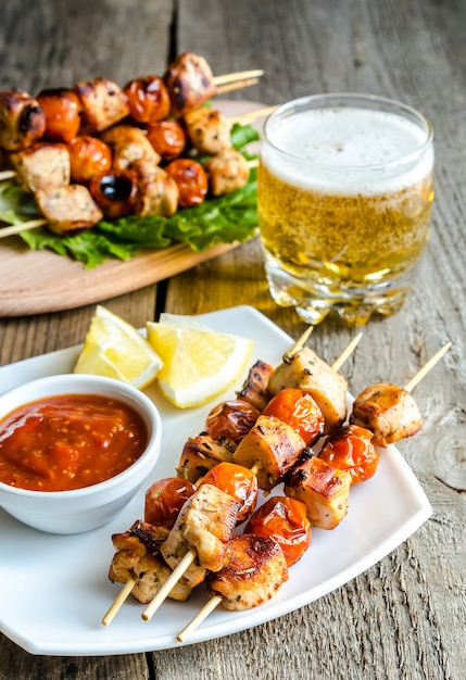 Brochetas de pollo a la parrilla con tomates cherry