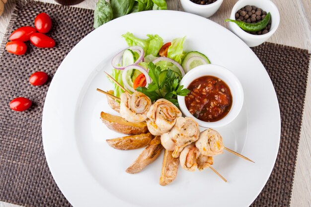 brochetas de pollo con patatas a la plancha y salsa picante de tomate