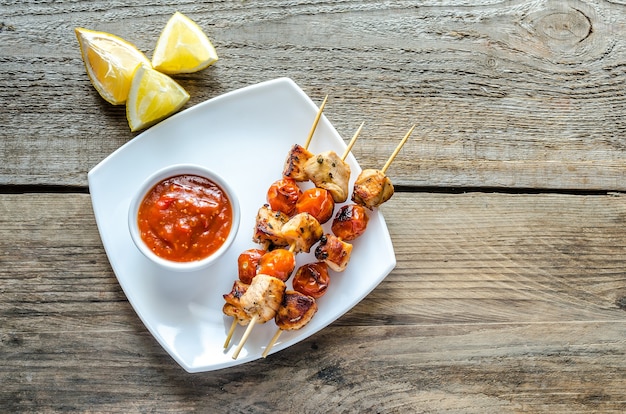 Brochetas de pollo a la plancha con tomates cherry