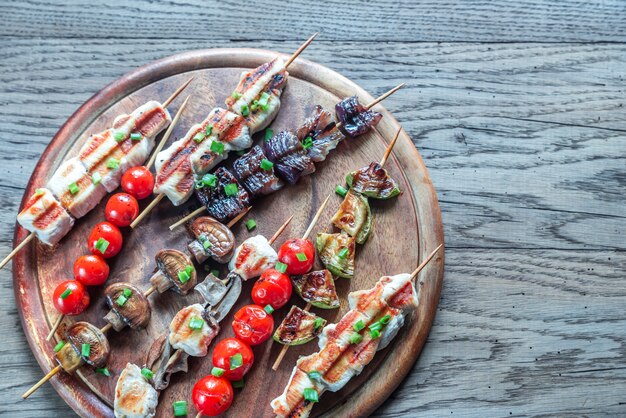 Foto brochetas de pollo y verduras a la parrilla