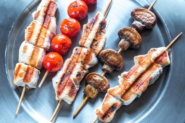 Foto brochetas de pollo y verduras a la parrilla