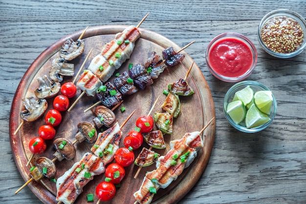 Brochetas de pollo y verduras a la parrilla